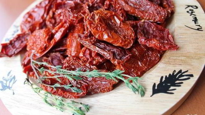 Рецепт вяленых томатов и томатный соус с печеными овощами