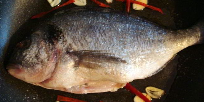 Рецепт дорады в сумасшедшем бульоне