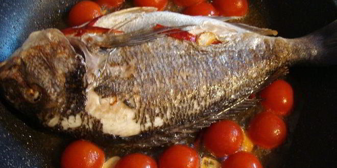 Рецепт дорады в сумасшедшем бульоне