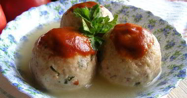 Рецепт Канедерли из хлеба и колбас в бульоне