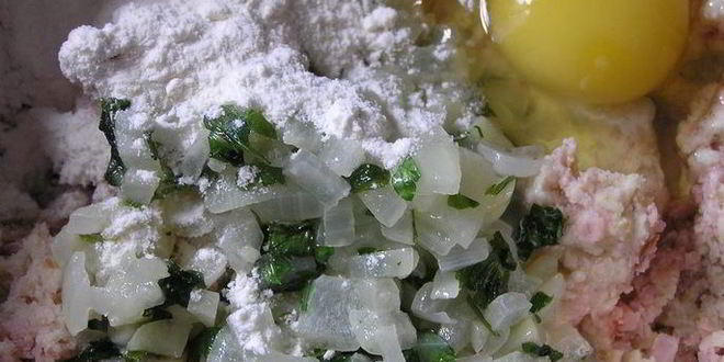 Рецепт канедерли из хлеба и колбас в бульоне