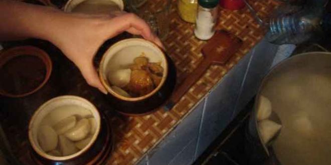 Рецепт пельменей в горшочках с печенью и бульоном