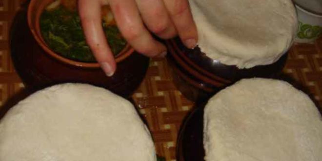 Рецепт пельменей в горшочках с печенью и бульоном