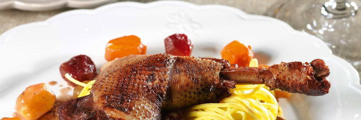 Рецепт Петуха в клюквенном бульоне с лапшой и глазированными овощами