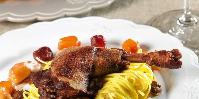 Рецепт Петуха в клюквенном бульоне с лапшой и глазированными овощами