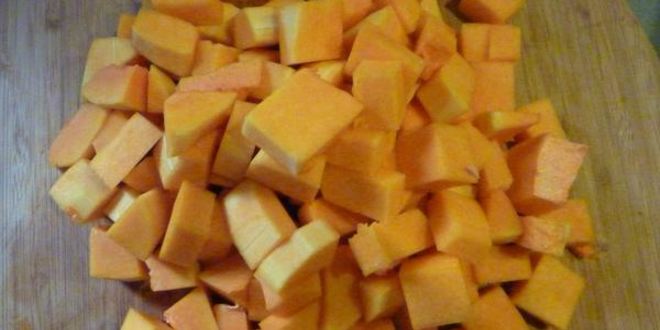 Рецепт супа на курином бульоне с мускатной тыквой и луком