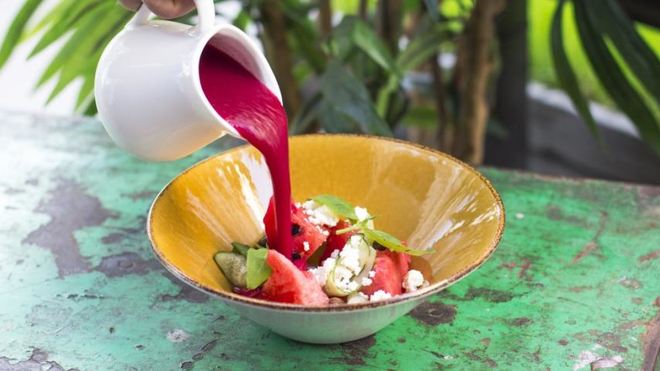 Рецепт свекольного гаспачо с арбузом и домашним сыром