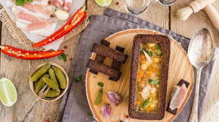 Рецепт Наваристого горохового супа с уткой в хлебном горшочке