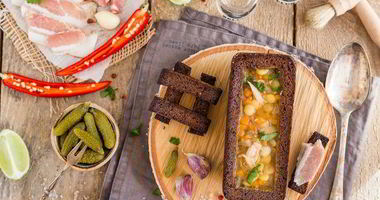 Рецепт Наваристого горохового супа с уткой в хлебном горшочке