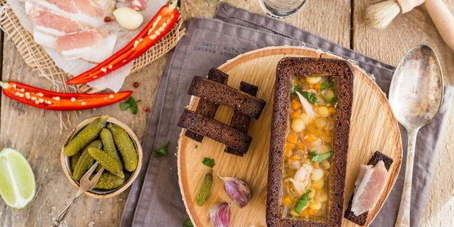 Рецепт Наваристого горохового супа с уткой в хлебном горшочке