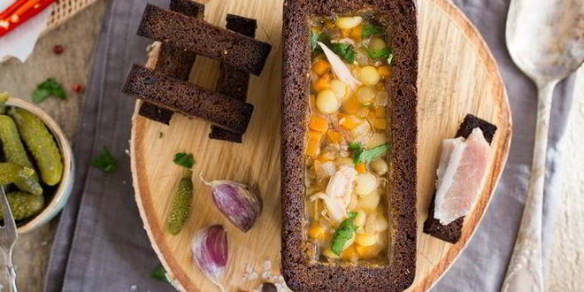 Рецепт наваристого горохового супа с уткой в хлебном горшочке