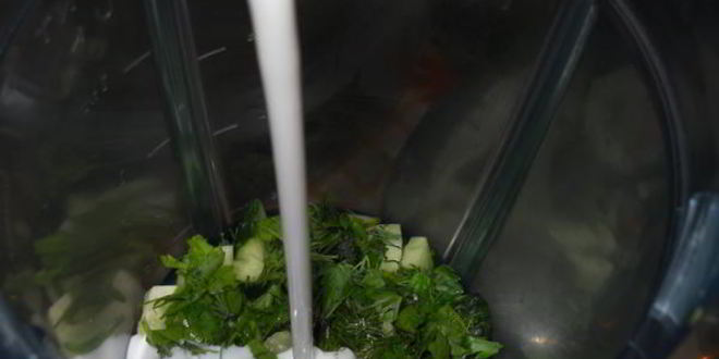 Рецепт холодного огуречного супа с фасолью и ветчиной