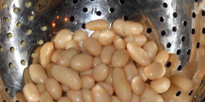 Рецепт холодного огуречного супа с фасолью и ветчиной