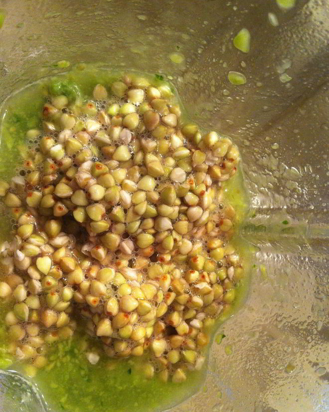 Рецепт холодного супа из гречки, томатов, авокадо и базилика