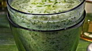 Рецепт Холодного супа из огурцов с копченой салакой