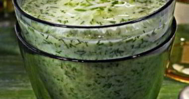 Рецепт Холодного супа из огурцов с копченой салакой