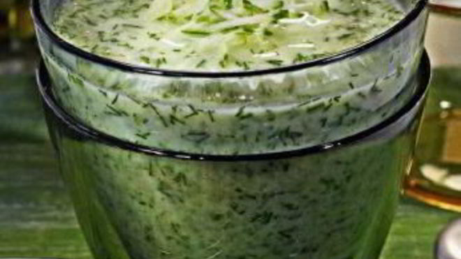 Рецепт холодного супа из огурцов с копченой салакой