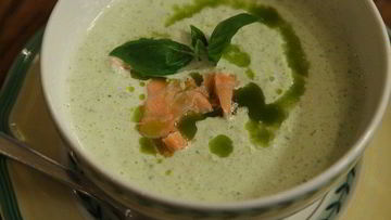 Рецепт Холодного супа из огурцов с семгой и базиликом