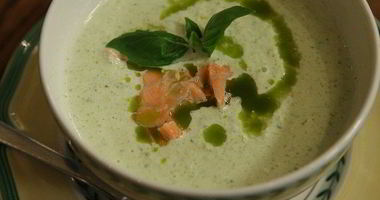 Рецепт Холодного супа из огурцов с семгой и базиликом