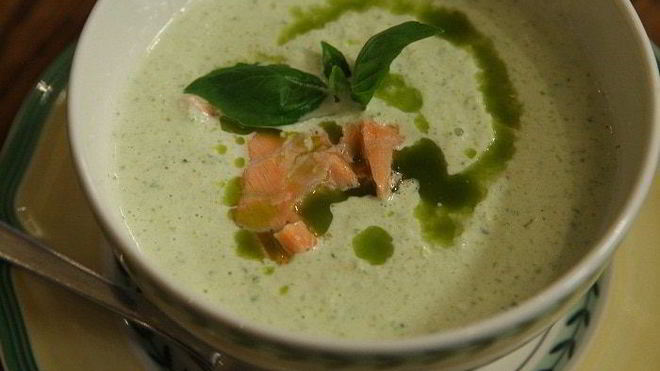 Рецепт холодного супа из огурцов с семгой и базиликом