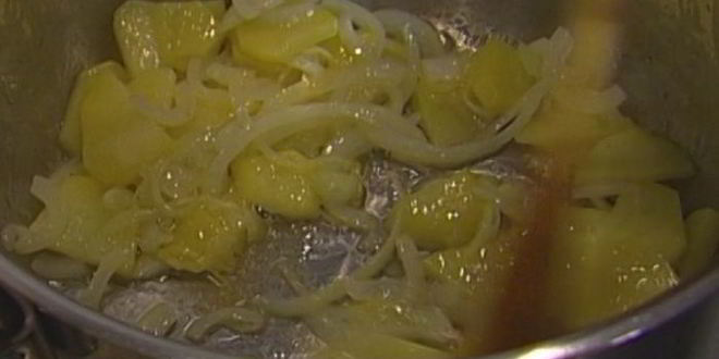 Рецепт холодного супа из огурцов с семгой и базиликом