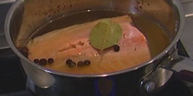 Рецепт холодного супа из огурцов с семгой и базиликом