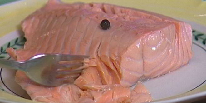 Рецепт холодного супа из огурцов с семгой и базиликом