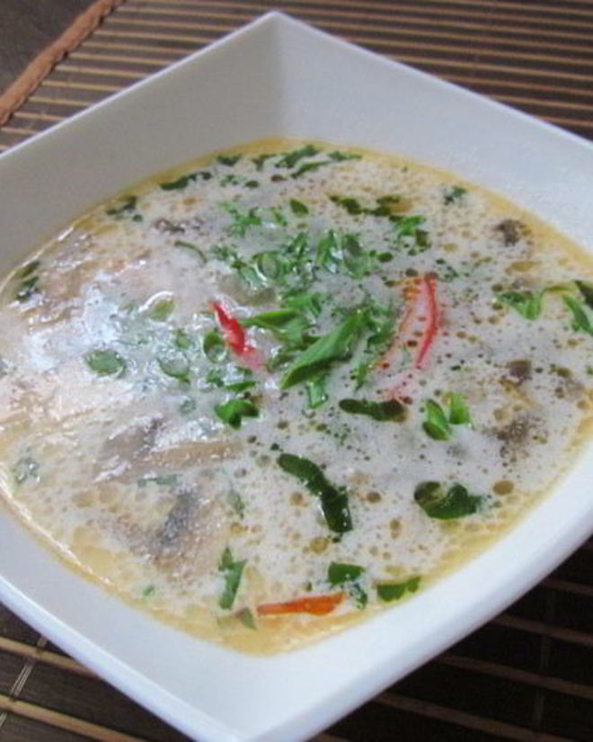 Рецепт кокосового супа с лососем и грибами