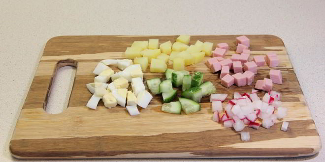 Рецепт классической окрошки на квасе с колбасой