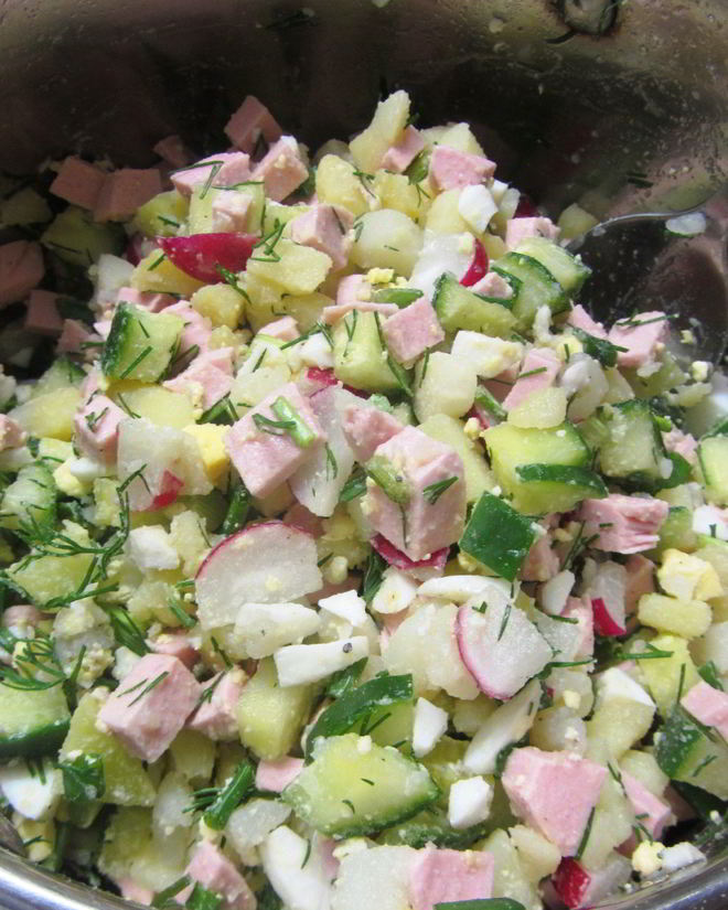 Рецепт окрошки с картофелем и колбасой