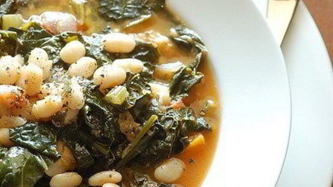 Рецепт овощного супа с листовой капустой и белой фасолью