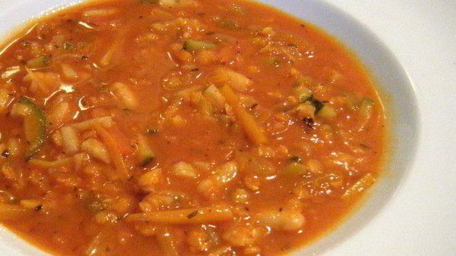 Рецепт согревающего овощной суп с томатами, фасолью и чечевицей