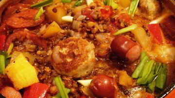 Рецепт Густой тыквенной похлебки с чечевицей, тефтелями и копчеными колбасками