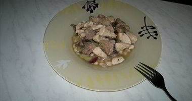 Рецепт Похлебки из белой фасоли с бедром индейки и куриной грудкой, тушеный перец и красный лук