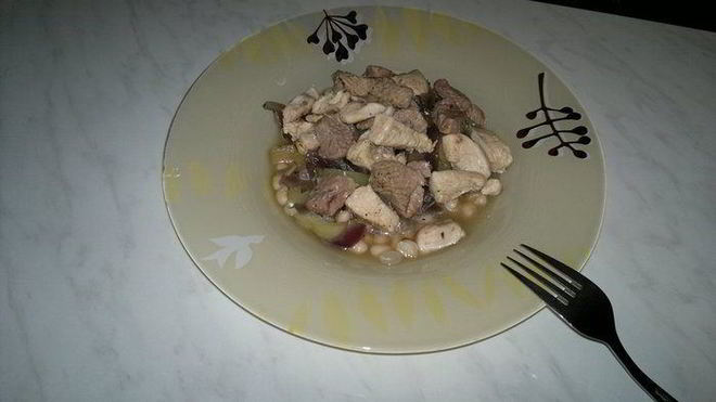 Рецепт похлебки из белой фасоли с бедром индейки и куриной грудкой, тушеный перец и красный лук