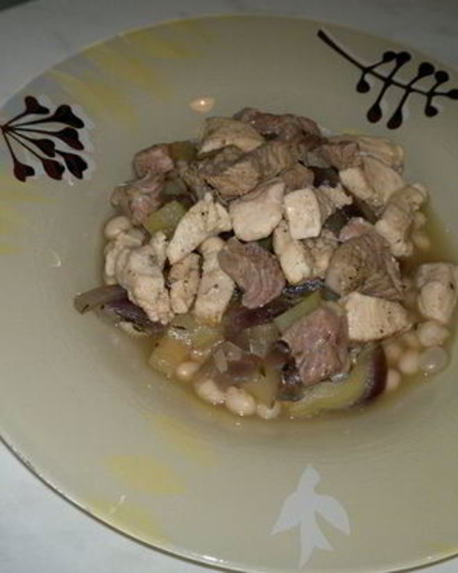 Рецепт похлебки из белой фасоли с бедром индейки и куриной грудкой, тушеный перец и красный лук