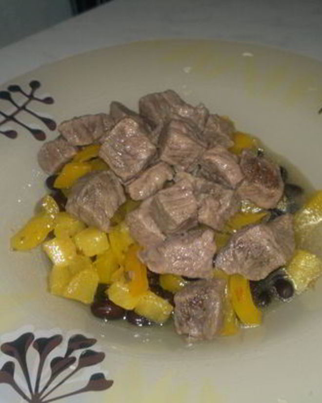 Рецепт похлебки из черных бобов и говядины и сладкий тропический чатни