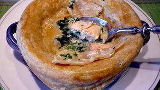 Рецепт Похлебки с семгой и шпинатом под домашним слоеным тестом Очарована, околдована