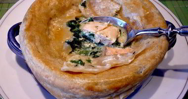 Рецепт Похлебки с семгой и шпинатом под домашним слоеным тестом Очарована, околдована