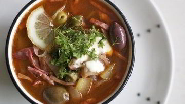 Рецепт Мясной солянки с каперсами и солеными огурцами