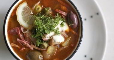 Рецепт Мясной солянки с каперсами и солеными огурцами