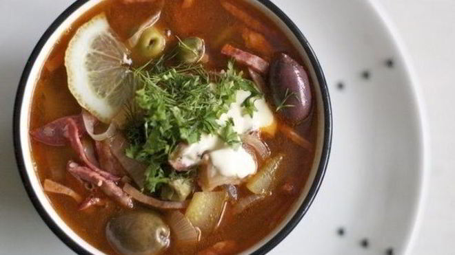 Рецепт мясной солянки с каперсами и солеными огурцами