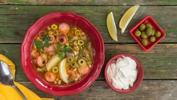 Рецепт Сборной солянки с грудинкой, курицей и сосисками