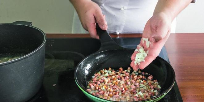 Рецепт сборной солянки с грудинкой, курицей и сосисками