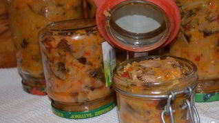 Рецепт Солянки из квашеной капусты с грибами на зиму