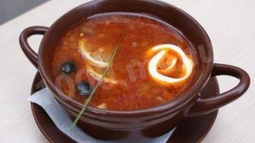 Рецепт Солянки классической с мясным набором и маслинами и огурцами