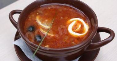 Рецепт Солянки классической с мясным набором и маслинами и огурцами