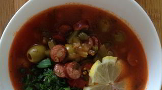 Рецепт Солянки с копчеными ребрами и колбасками