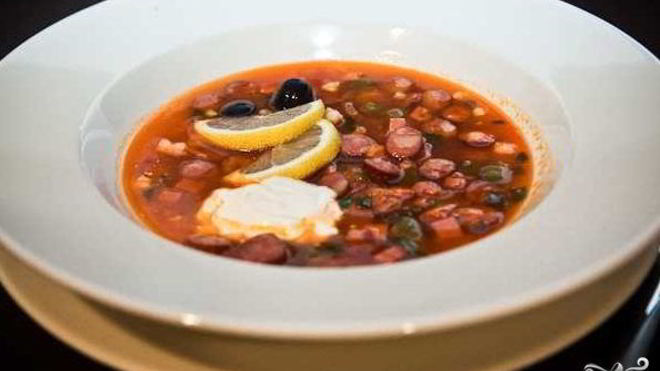 Рецепт солянки с маслинами и колбасой