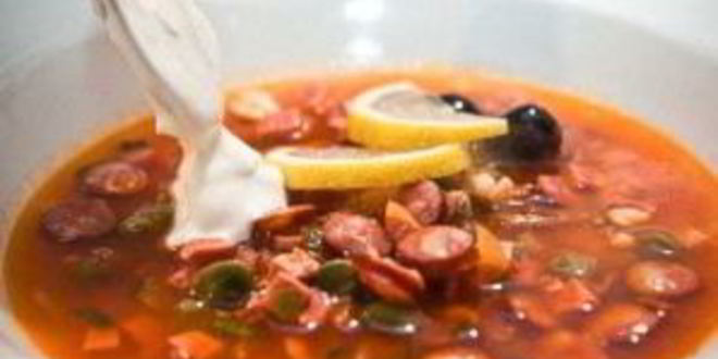 Рецепт солянки с маслинами и колбасой